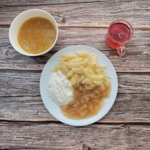 Zdjęcie przedstawia Dietę o kontrolowanej zawartości kwasów tłuszczowych: Zupa ogórkowa z ziemniakami Makaron penne Kompot owocowy z jabłkami Prażone jabłka + Masa serowa do makaronu